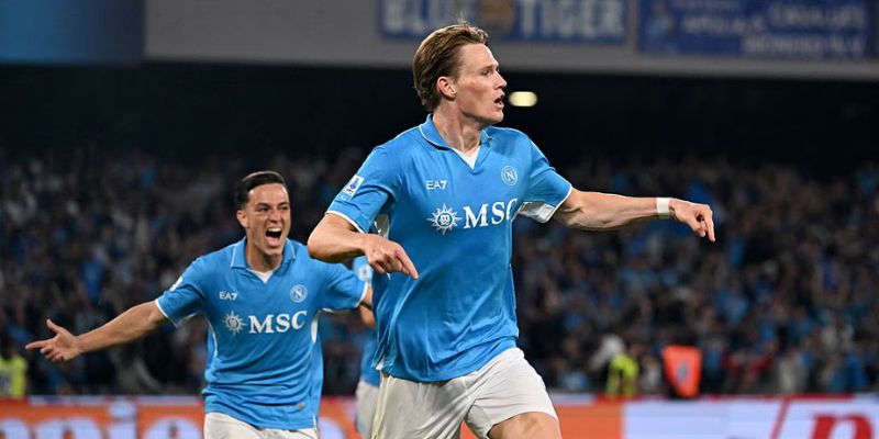 Napoli đang bay cao trên đôi chân Scott McTominay
