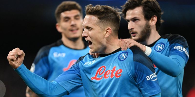 Napoli với 34 điểm đang nằm trong top 3