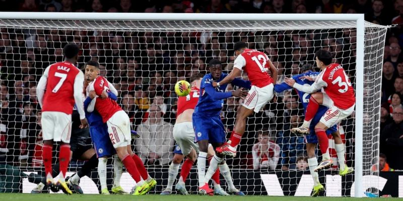 Man City và Arsenal bám đuôi nhau trên đường đua
